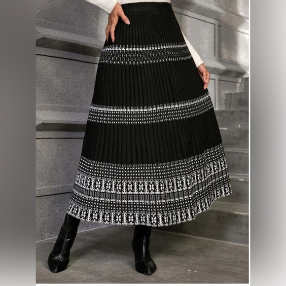 Black Geo Pattern Pleated Knit Skirt - Picture 2 of 6